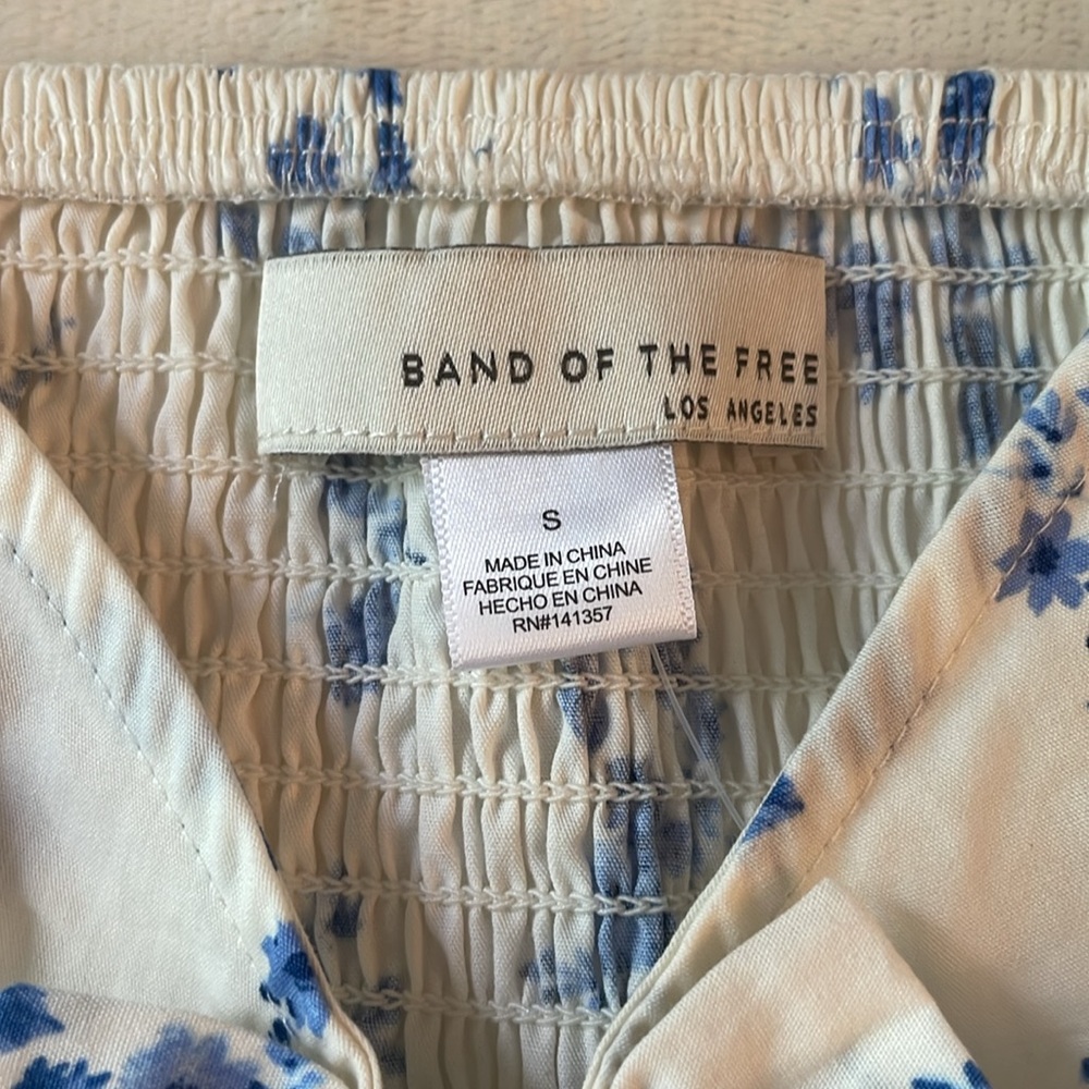 3 for $25! Band of the Free White with Blue Florals Puff Sleeve Crop Top,‎ small - Picture 2 of 5